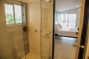 普韦布洛保Hotel Hacienda Buena Vista的浴室里设有玻璃门淋浴