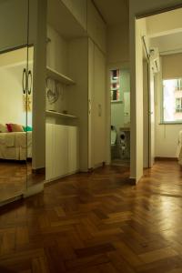 里约热内卢Apê da Cassandra em Copa的客厅铺有木地板,配有大镜子