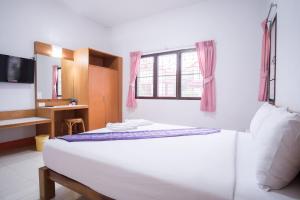 武里南Ruentara Resort & Villa Buriram的一间带大床的卧室和一间浴室