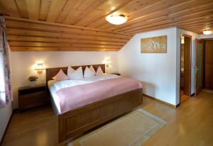 万丹斯Chalet Sonne Vandans的一间卧室设有一张床和木制天花板