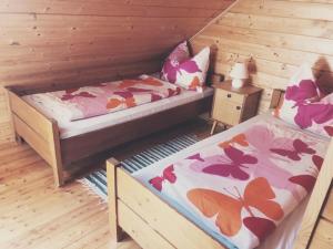 拉登泰因保尔恩霍夫奥比费里斯勒木屋的一间卧室设有两张床和木墙
