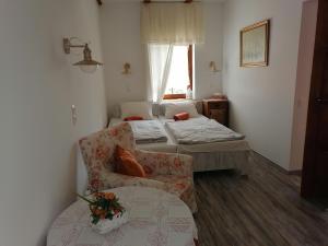 Pogány米维斯凡德吉哈思旅馆的客房设有两张床、一把椅子和窗户。