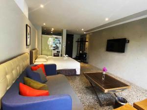 三道门建筑文创旅店的电视和/或娱乐中心