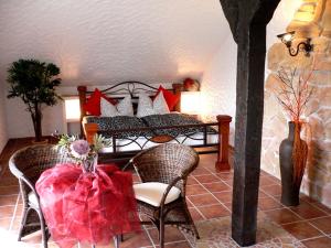 布尔卡萨帕尔马公寓酒店的配有床、椅子和桌子的房间