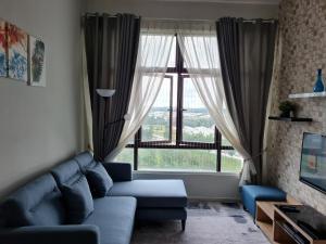 新山E Life D Summit Residences With Wifi & Netflix的客厅设有蓝色的沙发和大窗户