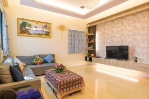 Huxi澎湖美丽民宿的带沙发和电视的客厅