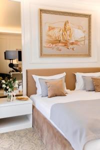 第聂伯罗波恩酒店的卧室内的两张床,墙上有绘画作品