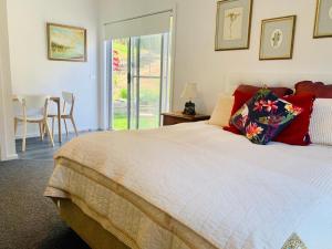 BatehavenMountain Valley的卧室配有一张床和一张桌子及椅子