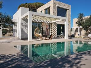 瓦西里科斯Oceanids Luxury Villas, By ThinkVilla的别墅前设有游泳池