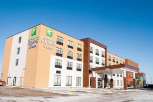 圣艾伯特Holiday Inn Express & Suites Edmonton N - St Albert, an IHG Hotel的享有酒店外部的景色