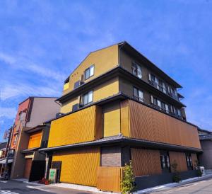 京都HIZ HOTEL Kyoto Nijo Castle - Vacation STAY 12537v的街道上一座黄色和黑色的建筑