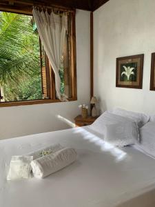 PratinhaGuest House Tânia Alves的一间卧室设有两张白色的床和窗户