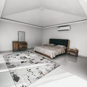 拉斯阿尔卡麦Seven Elements Resort的卧室配有一张床,地板上铺有地毯
