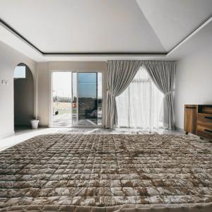 拉斯阿尔卡麦Seven Elements Resort的一间卧室设有一张大床和一个大窗户