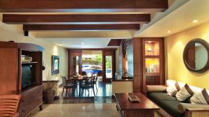 圣吉吉Pool Villa Merumatta Senggigi的客厅配有沙发和桌子