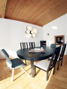 蒂罗尔-泽费尔德The Seefeld Retreat - Central Family Friendly Chalet - Mountain Views的一间用餐室,配有黑色的桌子和椅子