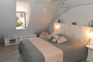 科尔马Chambres d'hôtes Chez Caroline的一间卧室配有一张大床和两个枕头