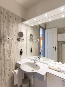 弗里堡德拉玫瑰酒店 的一间带水槽和镜子的浴室