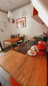 里耶卡Trsatika的一张木桌,上面有杯子和碟子