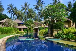 圣吉吉Pool Villa Merumatta Senggigi的度假村前带游泳池的别墅