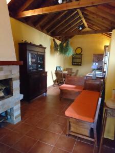 拉奥罗塔瓦El pajar de Inés的客厅配有桌子和壁炉