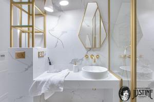 马德里Suite Kintsugi by Justine Apartments Apartamento turístico en Madrid Río的白色的浴室设有水槽和淋浴。