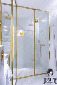 马德里Suite Kintsugi by Justine Apartments Apartamento turístico en Madrid Río的带淋浴的浴室和玻璃门