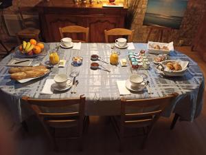 BeurlayLA PASTORALE的上面有食物和水果的桌子
