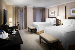 伯明翰汤森酒店的酒店客房设有两张床和电视。