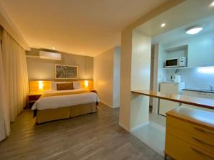 蒙得维的亚蓬特鲁维尔酒店的酒店客房带一张床和一个厨房