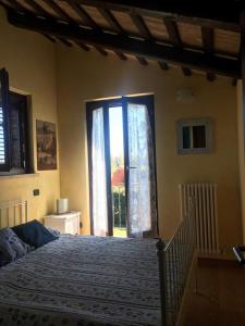 雷卡纳蒂港Villetta del Conero的一间卧室设有一张大床和一个窗户。