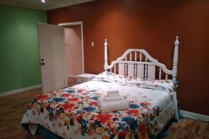 欧丘里欧Ocho Rios Hideaway的卧室配有白色床和花卉床罩