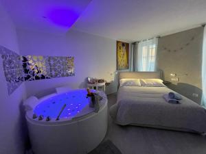 瓦伦纳Blue House Varenna的卧室设有大浴缸,位于床边