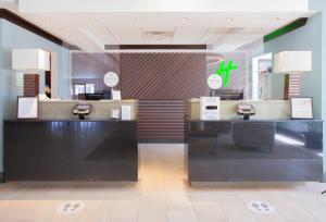 斯普林Holiday Inn & Suites Spring - The Woodlands的商店里有两个收银台的商店