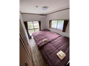 SengokuharaTrust Maison Hakone Sengokuhara - Vacation STAY 24226v的一间小卧室,卧室内配有一张床铺