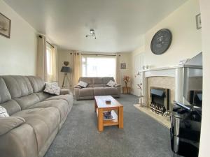 廷塔杰尔Copthorne - Tintagel的带沙发和壁炉的客厅