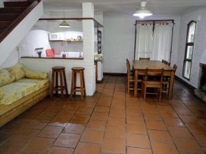 圣安娜4 aguas的一间带桌子的客厅和一间厨房