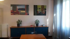 PeglioLa vedetta del Montefeltro的一间有蓝色橱柜的房间,上面有两株盆栽植物