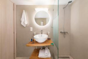 科孚镇UniQApt的一间带水槽和玻璃淋浴的浴室