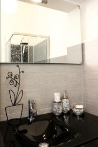 Bernate Ticino卡诺比尔住宿加早餐旅馆的浴室设有黑色水槽和镜子