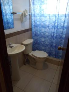 圣萨尔瓦多Hotel Manantiales El Salvador的一间带卫生间和水槽的浴室