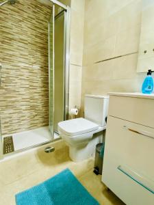 托雷德尔马尔Stor våning i Caleta Hamn的浴室配有白色卫生间和淋浴。