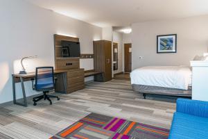 哥伦布Holiday Inn Express & Suites - Columbus - Worthington, an IHG Hotel的酒店客房配有一张床和一张带电脑的书桌