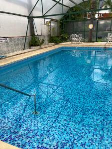特玛斯德戴曼Casablanca Termal Apart-Hotel的一座大型蓝色游泳池,里面配有椅子