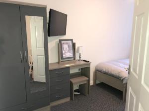 斯凯格内斯Coastal Retreat - Skegness的一间卧室配有一张带镜子的桌子和一张床