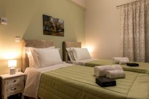科孚镇UniQApt的一间卧室配有两张床和一张带台灯的桌子