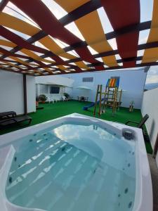 伊瓦格HOTEL VERANO的绿色客房里的一个大型游泳池