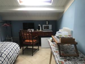 法诺Lo Squero Rooms and Apartments的客房设有带书桌和床的厨房。