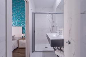 瓦伦西亚San Miguel, Luxury apartments.的一间带水槽和淋浴的浴室