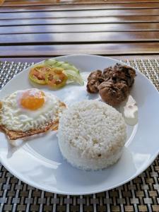 爱妮岛Layang Layang Home的桌上一盘带鸡蛋和米饭的食物